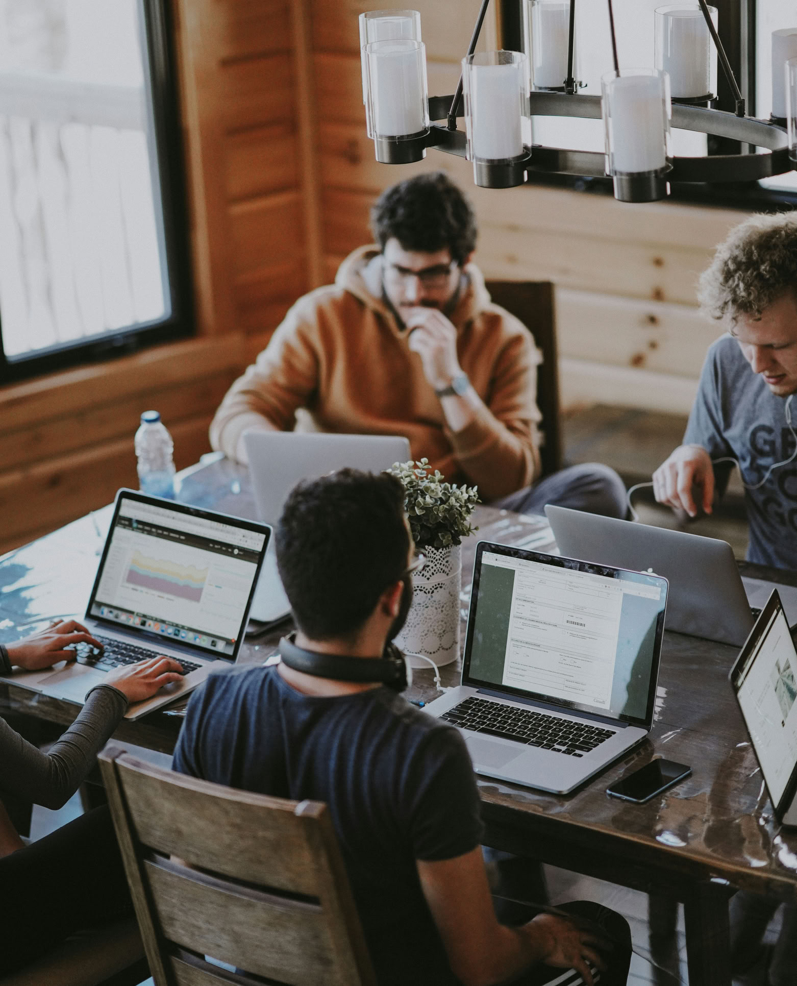 Foto von Annie Spratt auf Unsplash Foto von <a href="https://unsplash.com/de/@anniespratt?utm_source=unsplash&utm_medium=referral&utm_content=creditCopyText">Annie Spratt</a> auf <a href="https://unsplash.com/de/fotos/men-sitting-in-front-of-their-laptop-computer-MChSQHxGZrQ?utm_source=unsplash&utm_medium=referral&utm_content=creditCopyText">Unsplash</a>